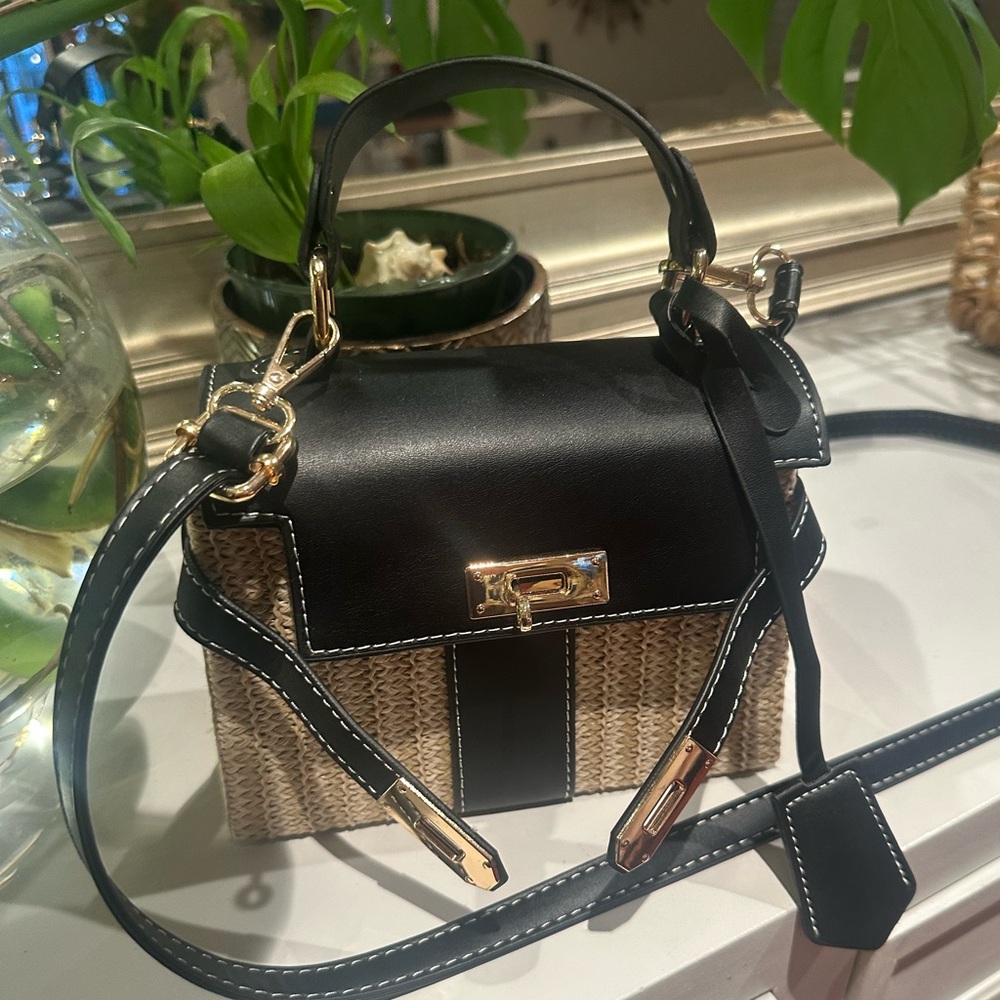 Mini wowen straw handbag with top handle and crossbody strap